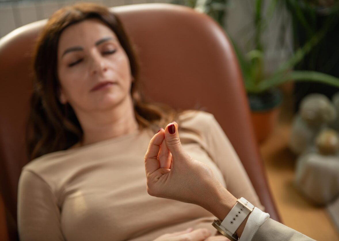 Cognitive Behavioral Therapy vs RTT Hypnotherapy: Understanding the Difference